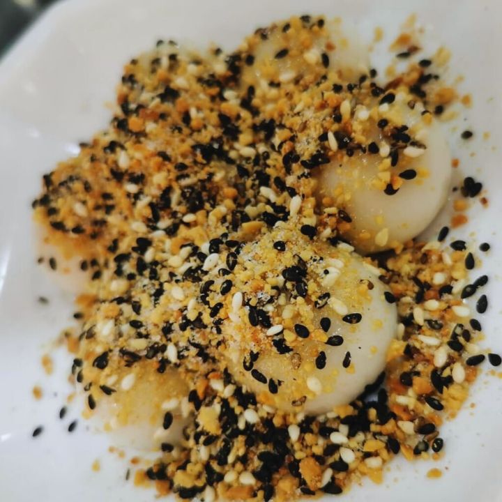 Tong But Luck (糖不甩), a traditional Cantonese dessert of glutinous rice balls coated in ground peanuts and sesame seeds, from 小方糖甜品, a Hong Kong dessert chain