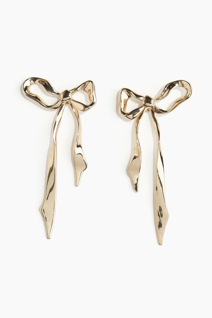 gold bow shaped earrings holiday shop hm christmas outfit inspo