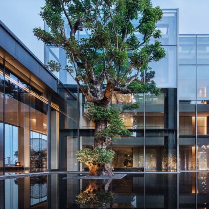 Don't know where to stay in Shenzhen? From opulent luxury in Futian to rock 'n' roll vibes in Longhua and beachside paradise in Yantian, discover the best hotels in Shenzhen, our sister megacity!