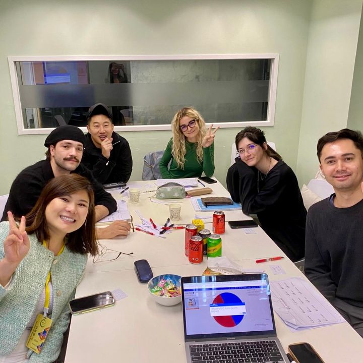 mandarin class expats peace sign